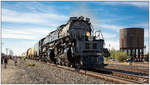 Union Pacific No 4014 Big Boy fährt bei den 150 Jahr Feierlichkeiten der Transkontinental Eisenbahn dem  The Great Race Across the Southwest  von Yuma nach Casa Grande. 
Gila Bend Wasserturm 16 Oktober 2019