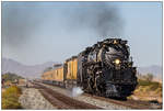 Union Pacific No 4014 Big Boy fährt bei den 150 Jahr Feierlichkeiten der Transkontinental Eisenbahn dem  The Great Race Across the Southwest  von Yuma nach Casa Grande.