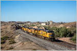 Schon von Weitem konnte man das Wummern der Union Pacific Dieselloks  am Telegraph Pass hören. Zugloks waren UP No.8000 (AC45) + No.5488 (AC45)+ No.6838 (AC44)+ No.6407 (AC44) und als Schubloks waren No.4645 (SD 70M) und No.7508 (AC45), an diesem endlos langen Schotterzug in Richtung Casa Grande. 
Yuma 16.10.2019 