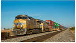 Im schönsten Morgenlicht, ziehen die beiden Union Pacific Loks No.7952 (AC45) + No.2798 (AC45) diesen Containerzug aus Casa Grande.
17 Oktober 2019