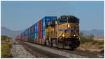 5 Loks und 238 Waggons !!! - Schier unglaubliche Dimensionen für einen Europäer ... am Video fuhr dieser Zug 8 min und 56 sek an uns vorbei.
Union Pacific Zugloks waren No.5745 (AC44) + No.7720 (AC45), in der Mitte No.8024 (SD40) + No.4488 (SD 70) und als Schublok No.6869 (AC44) welche mit diesem Containerzug in Richtung Casa Grande unterwegs waren.
Tacna 16 Oktober 2019
