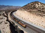 Autozüge sind nicht allzu schwer, dieser UP-Zug fuhr auf der 30 Promille-Rampe der BNSF zum Cajon Pass hoch. Cajon Pass, CA, 22.9.2022