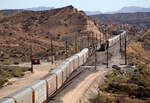 UP-Autozug begegnet BNSF-Autozug auf dem Cajon Pass.