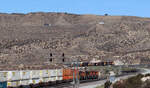 Talwärts fahrender BNSF-Containerzug und bergwärts fahrender gemischter UP-Güterzug in der Nähe der Passhöhe. Cajon Pass, CA, 22.9.2022