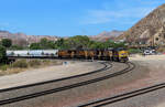 UP-Zug mit Getreidewagen unterhalb der Sullivan's Curve auf der Südseite des Cajon Passes.