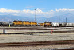 Foto von der Zufahrtsstrasse aus auf einen Teil eines Yards (Güterbahnhofs) in San Bernardino. San Bernardino, CA, 23.9.2022