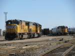 Links sind einige Union Pacific Loks abgestellt, rechts rangiert die Union Pacific Lok 727 mit zwei Kesselwagen.