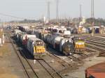 Ein Rangierbahnhof in Houston (Texas): Zwei Gterzge mit Union Pacific Loks warten auf die Ausfahrt. Aufgenommen am 13.1.2008.