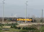 Zwei Union Pacific Loks mit einem Gterzug bei Galveston (Texas).