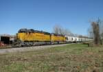 Die Union Pacific Loks 2733 und 3317 mit einem Ganzzug am 6.2.2008 in  Sealy (bei Houston, Texas).