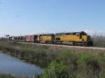 Die Union Pacific Loks 8697 und 2956 mit einem Gterzug am 9.2.2008 in Galveston (Texas).