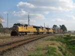 Drei SD70M der Union Pacific (4680, 3858 und 4521) mit einem Gterzug am 10.2.2008 in Spring (Texas).