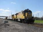 Die Union Pacific Loks 355 und 345 mit einem Gterzug am 5.3.2008 in Rosenberg (bei Houston, Texas).