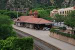 30.6.2011.  Empfangsgebude Glenwood Springs, CO. 2 gleisiger Kreuzungsbahnhof, gelegen an der Union Pacific Strecke Denver, CO - Salt Lake City, UT. Bis 1997 zweigte hier die Denver and Rio Grande Western Railroad Richtung Aspen, CO, ab - mittlerweile ein Radweg. Richtung Osten kann man ebenfalls unterhalb des Interstate 70 Rad fahren und schne Fotos schieen. 