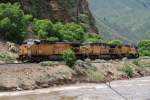 30.6.2011. ca. 4km stl. von Glenwood Springs, CO. Gemischter Gterzug mit 6 Union Pacific Loks Richtung Denver am Colorado River. Nr: 6752, 7055, 9374, 4956, 2454, 3538. Angaben zum Loktyp willkommen.