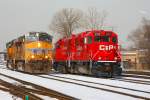 Chicago 08/03/13 : CP 2210 (GP20C) begegnet UP 5494 (AC45CCTE) whrend vom nahen O'Hare-Airoport ein Flieger startet.