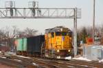 Elmhurst, Chicago, Zufahrt zum Verschiebebahnhof  Global 2  der Union Pacific : eine GP15, UPY 720 bringt einige Gterwagen von irgendeinem Anschluss im Stadtgebiet herein - 08/03/13