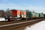 Elmhurst, Chicago: ... und hinten dran am Zug hngt eine Caboose, mit MP (Missouri Pacific, die bereits 1982 mit UP fusionierte und seit 1997 aufgelst ist) reporting marks und leider viel zuviel Graffiti ! - 08/03/13