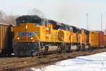 That's Power ... Elmhurst, Chicago: UP#8733 (SD70ACe), UP#8202 (SD9043MAC) und eine SD70M fhren einen Manifest. - 08/03/13