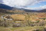 Am Tehachapi Loop März 2014,Hg max 37 km/h,die Bergstrecke hat eine Länge von ca 45 km und überwindet einen
Höhenunterschied vom 1000 m.