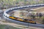Union Pacific durchfährt den Tehachapi Loop (Kreiskehre) in Kalifornien März 2014