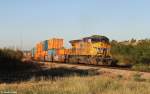 Lok 6409 (GE AC4400CW) mit Containerzug am 13.10.2015 bei Santo, Texas.