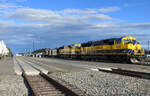 ARR-Loks 4325 und 4318 warten in Anchorage am fr�hen Morgan mit dem 'Denali Star' auf die Abfahrt Richtung Denali NP - Fairbanks.