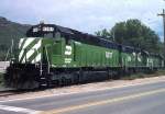 3 Dieselmaschinen der Burlington-Northern setzen sich in Golden/Colorado mit G�terzug in Bewegung. Scan ab Dia, Aug. 1988