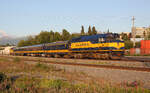 Nachschuss abends um 21 Uhr in Anchorage: ARR-Lok 32 f�hrt mit dem 'Glacier Discovery' in den Bahnhof ein.