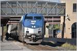 P32AC-DM (GE) führt Amtrak Zug 10.51am nach New York Penn Central Station und legt in Utica/NY einen Stop ein. (12.10.2017)