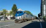 Bereits knapp 23 Stunden und über 900 Meilen Fahrt hatte Amtraks Coast Starlight (Zug Nr.11) von Seattle hinter sich, als er am Morgen des 22.5.19 in Straßenlage über den Embarcadero West in Oakland fuhr. Bis Los Angeles hat der, von den P42 DC 84 und 16 gezogene Zug noch gut 12 Stunden Fahrt vor sich.