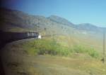 Mit zwei Amtrak F40PH und einer Rio Grande als Vorspann gehts von Denver in die Steigungen der Rocky Mountains hinauf Richtung Moffat-Tunnel. Aufnahme aus dem Doppelstock-Superliner, Okt. 1988, HQ-Scan ab Dia.

