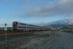 Am Abend des 24.5.2019 wurde Zug 279 von einer unbekannten F40PH von Gilroy nach San Francisco geschoben. In Kürze wird der Bahnhof Bayshore durchfahren, während über den Bergen die Wolken aufsteigen. Die Signalbrücke im Hintergrund zeigt bereits freie Fahrt für einen schnellen Gegenzug, während der Local am nächsten Signal halten muss.