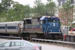 24.6.2011 Ein Zug der Metro North (geschoben) / Harlem Line in Pawling, NY auf dem Weg nach NYC.
GP - 40? Bin kein Fachmann für US-Loks - Korrektur willkommen.