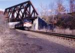 September 1998, Towners, NY. New Havens FL 9 # 2011 von Dover Plains nach NYC Grand Central Station. Die Brücke gehört zur Maybrook Line (gelegentliche Überführung durch MTA), die ein paar Meilen südlich bei Brewster, NY die Harlem Line kreuzt/berührt und bei Poughkeepsie, NY den Hudson River kreuzt (heute Fussgängerbrücke / Walkway)
Heute ist die Zugfolge dichter, es gibt mehr Wagen und die Strecke ist bis Wassaic verlängert bzw. für der Personenverkehr reaktiviert worden.
Foto mit Kleinbildkamera - daher geringe Qualität