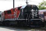 17.6.2012 Danbury, CT. Brookville BL20-GH # 127 im New Haven Farbgebung hat soeben den Mittagszug aus New York City nach Danbury gebracht und zieht den Wagenpark in die Rangiergleise. 