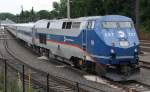 17.6.2012 Danbury, CT. GE P32AC-DM  GENESIS-II  Dual-Mode Locomotive #227 mit Pendler (Commuter) Zug in der Abstellanlage. Die Lok ist mit Stromabnehmern ausgerstet um den Tunnel zum Grand Central Terminal befahren zu knnen.