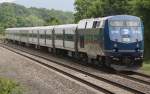 19.6.2012. Hudson Line der Metro North kurz vor Cold Spring. Gestern noch in Danbury, CT - heute hier im Dienst: P32AC-DM (GENESIS Series II) Dual Mode #219 schiebt einen Commuter Train gen NYC Grand Central Terminal. 