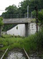 19.6.2012 Beacon, NY. Die einstige Ost - West Magistrale  Maybrook Line  hatte in Hopewell Junction einen Abzweig zu Hudson Line, in die sie in Beacon einmündetete. Während die Hauptstrecke ab Hopewell Junction heute Teil eines Radweges ist, sollen auf dem verbliebenen Teil in der Vergangenheit Überführungsfahrten der Metro North stattgefunden haben. Bild zeigt Vorsignal ca. 1km vor der Einmündung.