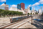 Am 28.09.2022 sind Metra 1255 und drei weitere Highliner Triebwagen unterwegs in Richtung Süden und konnten hier an der E Balbo Dr Bridge, Chicago, USA aufgenommen werden