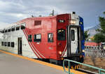 Der FrontRunner der UTA (Utah Transit Authority), hier der doppelstöckige Steuerwagen, ist im nördlichen Endbahnhof in Ogden abfahrbereit für die Fahrt Richtung Salt Lake City.