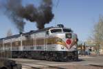 FPA4 Grand Canyon Railway am 16. April 2014 bei der Ausfahrt in Williams, Arizona auf dem Weg zum Grand Canyon. Lokführer dieselte kräftig nachdem er mich als Fotografen entdeckt hatte.