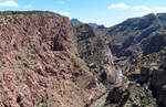 Die imposante Royal Gorge Schlucht mit dem Bahngleis tief unten.