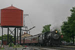 Baldwin Lok 2-10-0 der Strasburg Railroad erreichten den Endbahnhof in Strasburg, Pennsylvania / USA. Neben den Gleisen drohnt der alte Wasserturm.