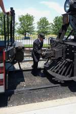 Die CN 89 der Strasburg Railroad wird an das andere Ende des Zuges gekuppelt. Auch bei automatischen Kupplungen ist noch etwas Handarbeit ntig (02.06.09).