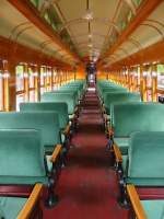 Auch der nchste Wagen hat Polstersitzen, jedoch einfachere Deckenleuchten. Die Rckenlehnen knnen auf beide Seiten der Sitzbank geklappt werden, so kann man immer in Fahrtrichtung sitzen. (Strasburg, 02.06.09)