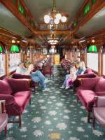 Gemtlich bestuhlt und mit schnen Deckenlampen ausgestattet ist der Barwagen (Strasburg, 02.06.09).