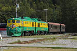 Am 11.08.2019 fahren wir mit der White Pass and Yukon Railroad von Skagway nach Fraser. Nun sind wir wieder in Skagway und schauen wie der Zug mit der Diesellok Nr. 90 beim Bahnhof Skagway einfährt.