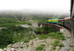 Unser Zug von Skagway auf den White Pass fuhr ab einer gewissen H�he in den Nebel. Skagway - White Pass, 22.7.2012 