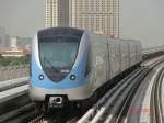 Dubai Metro Grüne Linie in Richtung Creek bei der Einfahrt in Al Jadaf, 17.02.2015
